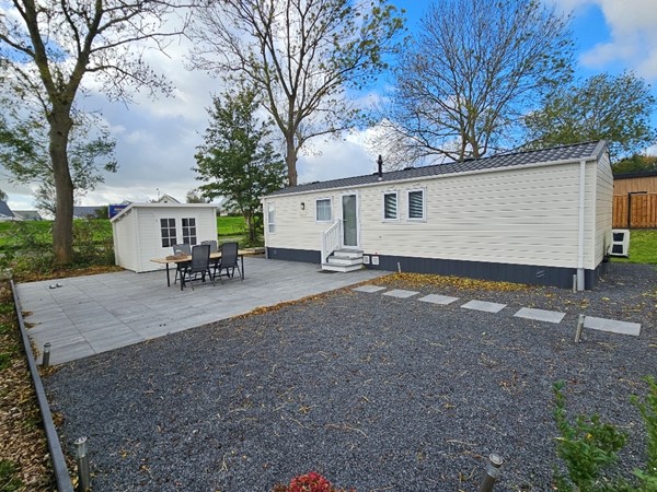 Te koop: luxe en ruime recreatiechalet gelegen op een ruime kavel op Recreatiepark de Oude Maas, nabij de rivier.